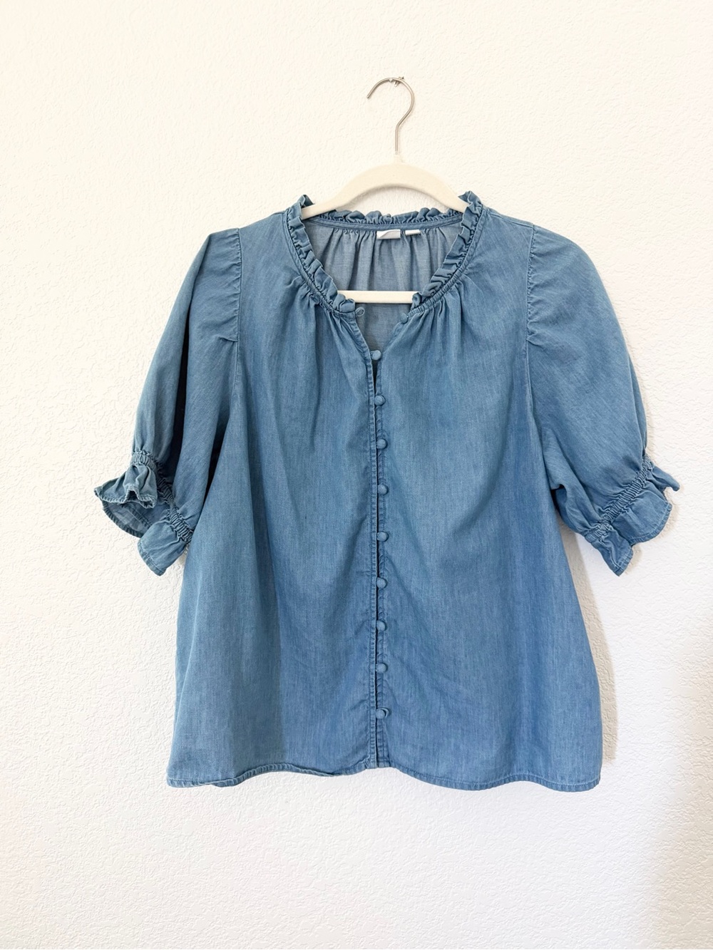 GAP Denim Chambray Ruffle Neck Puff Sleeve Button Front Peasant Blouse Size Med.